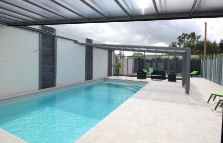 Piscine commune chauffée, 9m par 4m et 1.40 de profondeur (fond plat) Gîte n°2955 Ablon - Calvados - Piscine commune chauffée, 9m par 4m et 1.40 de profondeur (fond plat)