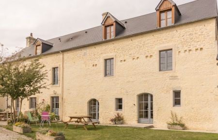 Chambre d'h&ocirc;tes n&deg;5645 GRANDCAMP MAISY - Calvados - De L&eacute;tanville - Devant les chambres. 