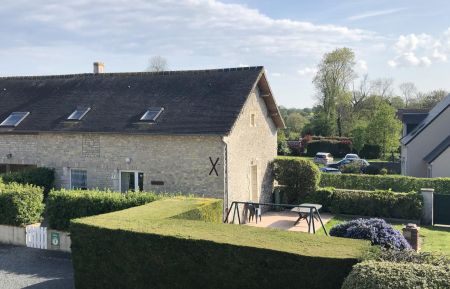 G&icirc;te n&deg;1199 &Eacute;tr&eacute;ham - Calvados - Entr&eacute;e et jardin terrasse
