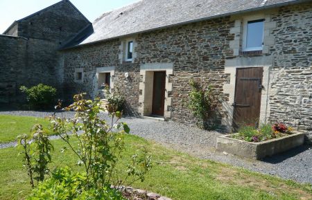 G&icirc;te n&deg;961 Noron-la-Poterie - Calvados - exterieur cote cour