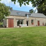 Vue ext&eacute;rieure avec terrain de p&eacute;tanque &agrave; gauche le long de la maison