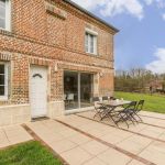 Maison en briques de 85 m2, entour&eacute;e d un grand jardin, avec parking priv&eacute; (2/3 voitures) et abri de jardin. Terrasse  plein sud sans vis &agrave; vis, avec une vue d&eacute;gag&eacute;e sur la campagne vallonn&eacute;e typique du Pays d Auge. mobilier jardin et barbecue