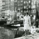 Voici l ancienne proprietaire, ma mere et la nouvelle, moi posant devant le bateau de mon pere. 