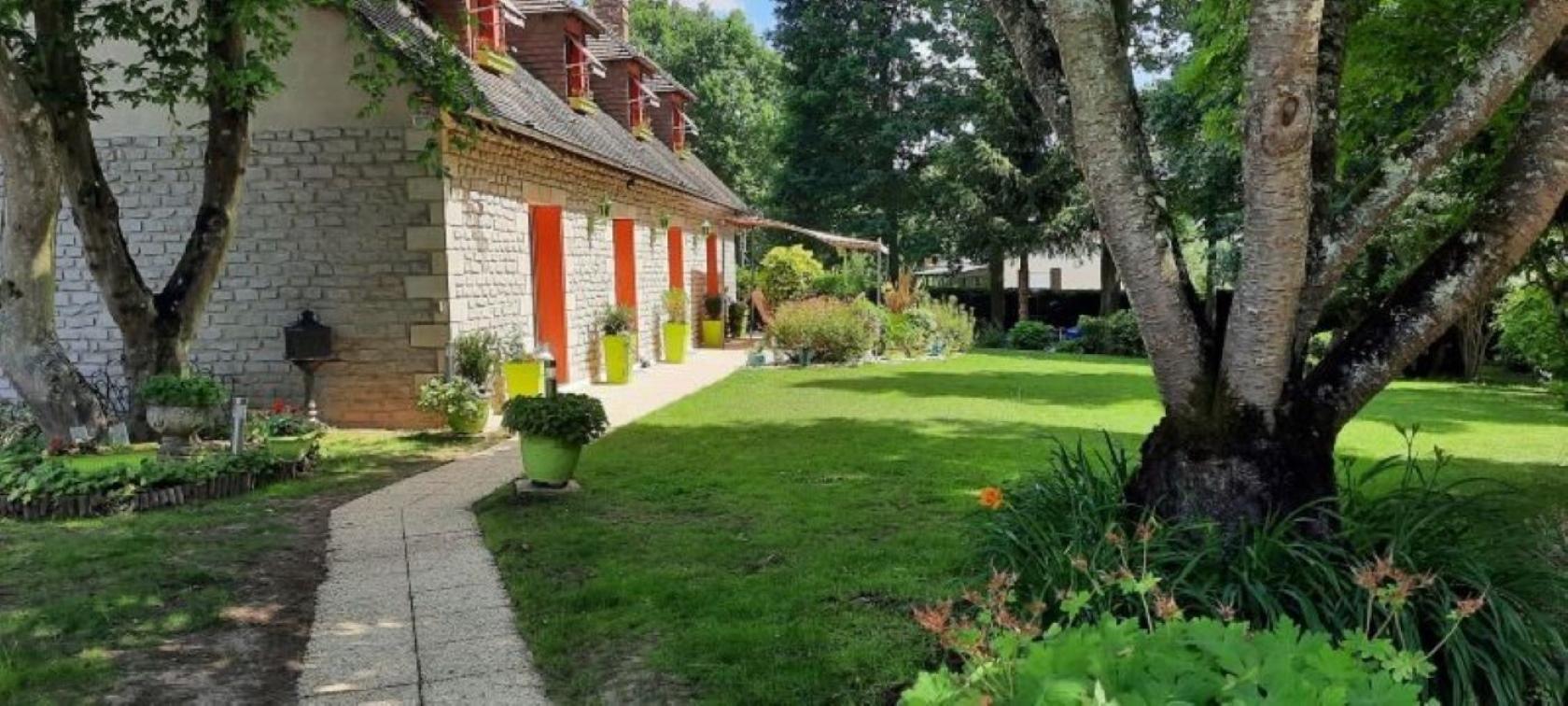 facade et jardin devant la maison photo 17