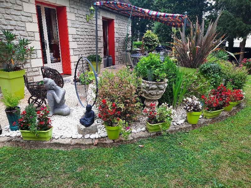 Jardin zen devant la terrasse avec les fleurs pour votre petit dejeuner photo 22