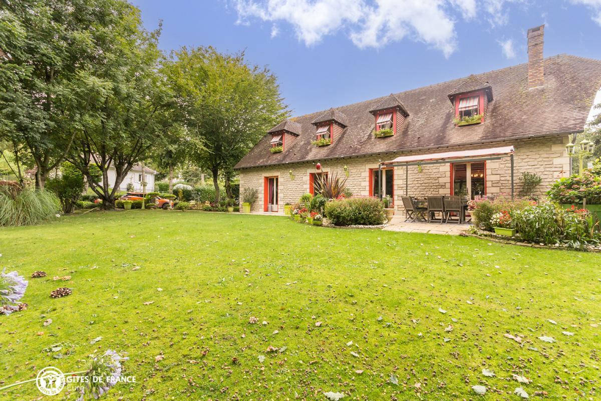 jardin avec des fleurs et ombragé et une terrasse a votre disposition avec des transats et parasol a Caugé photo 16