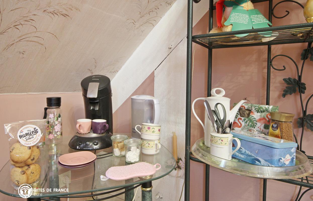 un petit coin dans votre chambre pour vous rafraichir ou faire un petit café ou the a volonté photo 11