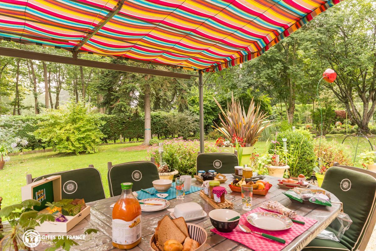 Petit déjeuner au jardin vue sur les fleurs photo 1