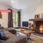 Le salon vous offre une vue sur la for&ecirc;t. un coin de relaxation ou vous pourrez allumer la chemin&eacute;e et passer des moments paisibles