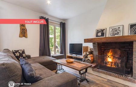 G&icirc;te n&deg;1380 La Houssaye - Eure - Le salon vous offre une vue sur la for&ecirc;t. un coin de relaxation ou vous pourrez allumer la chemin&eacute;e et passer des moments paisibles