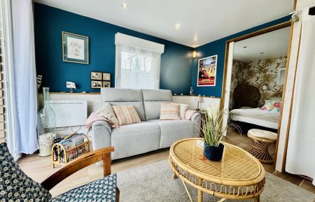 G&icirc;te n&deg;G1325 Barneville-Carteret - Manche - Salon t&eacute;l&eacute; avec canap&eacute; extra-confortable &eacute;lectrique