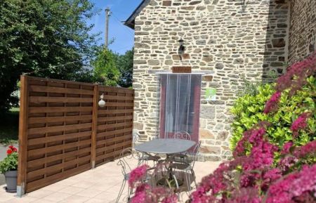 G&icirc;te n&deg;G628 Pontorson - Manche - Un g&icirc;te cosy avec sa terrasse fleurie, l'endroit id&eacute;al pour savourer l'&eacute;t&eacute; en toute s&eacute;r&eacute;nit&eacute;