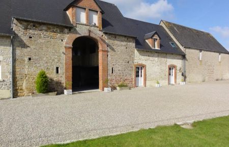 G&icirc;te n&deg;G817 Sainte-M&egrave;re-&Eacute;glise - Manche - Le g&icirc;te est &agrave; droite, l'espace ludique &agrave; droite