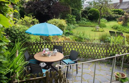 Vos repas en extérieur dans un bel écrin de verdure en plein centre-ville Gîte n°G642 Ducey-Les Chéris - Manche - Vos repas en extérieur dans un bel écrin de verdure en plein centre-ville