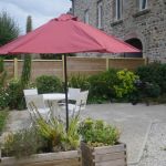 Terrasse r&eacute;serv&eacute;e aux locataires avec parasol et barbecue