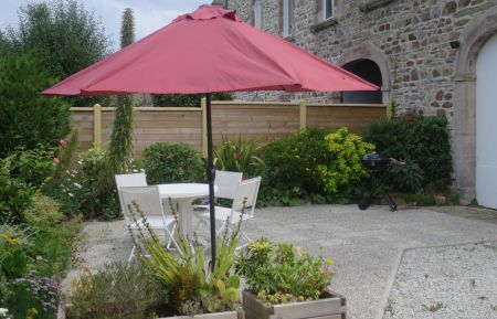 City Break n&deg;G922 Cherbourg-en-Cotentin - Manche - Terrasse r&eacute;serv&eacute;e aux locataires avec parasol et barbecue
