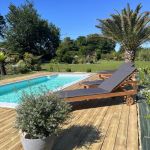 Piscine pour les g&icirc;tes et son mobilier...