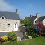 La cour devant le g&icirc;te