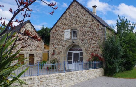 G&icirc;te n&deg;G458 Biniville - Manche - vue de la route