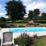 Piscine 8m x 4m profondeur de 1m10 &agrave; 1m70 avec un abri ferm&eacute; permettant de se baigner par mauvaises conditions climatiques.