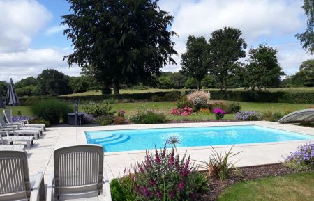 Piscine 8m x 4m profondeur de 1m10 à 1m70 avec un abri fermé permettant de se baigner par mauvaises conditions climatiques. Gîte n°G734 Joué-du-Bois - Orne - Piscine 8m x 4m profondeur de 1m10 à 1m70 avec un abri fermé permettant de se baigner par mauvaises conditions climatiques.