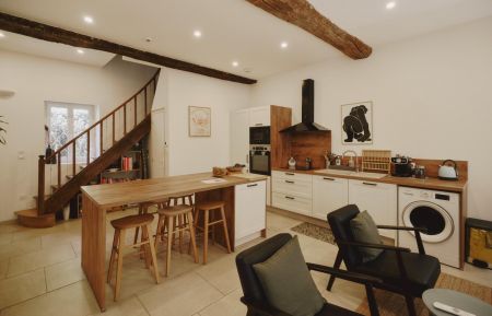G&icirc;te n&deg;G890 Mortagne-au-Perche - Orne - La pi&egrave;ce &agrave; vivre vous offre le confort d'un am&eacute;nagement moderne (ilot central) et tr&egrave;s bien &eacute;quip&eacute; (plaque vitroc&eacute;ramique, hotte, grand r&eacute;frig&eacute;rateur avec compartiment cong&eacute;lation, four, micro-ondes, lave-vaisselle, lave-linge s&eacute;chant, t&eacute;l&eacute;vision, enceinte connect&eacute;e)