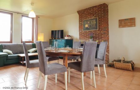 G&icirc;te n&deg;G978 La Trinit&eacute;-des-Laitiers - Orne - S&eacute;jour : salle &agrave; manger et coin salon