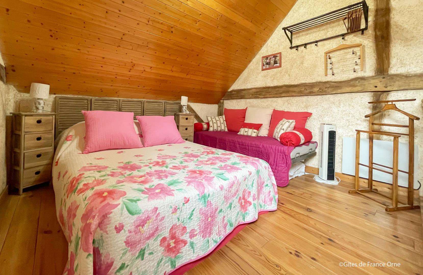 La chambre Pivoine avec 1 lit double et un lit simple en duplex photo 7