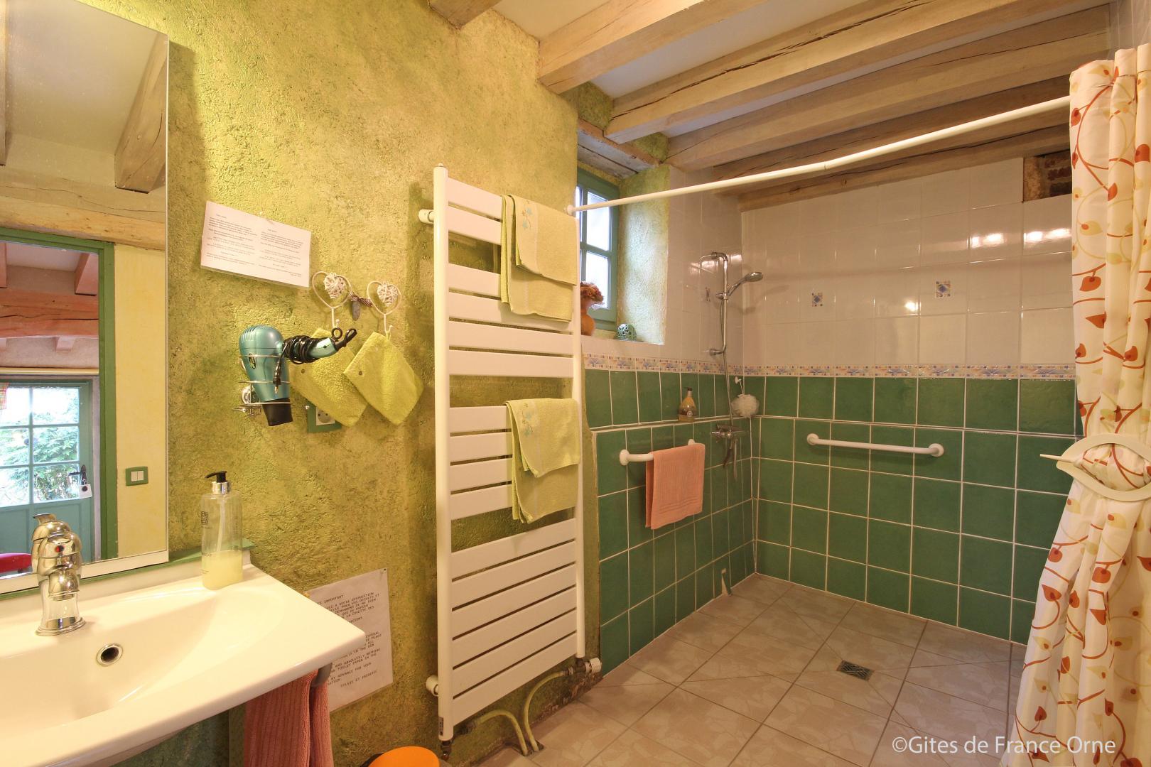Salle d'eau de la chambre Mahonia avec douche "à l'italienne" permettant l'accessibilité aux personnes à mobilité réduite photo 6