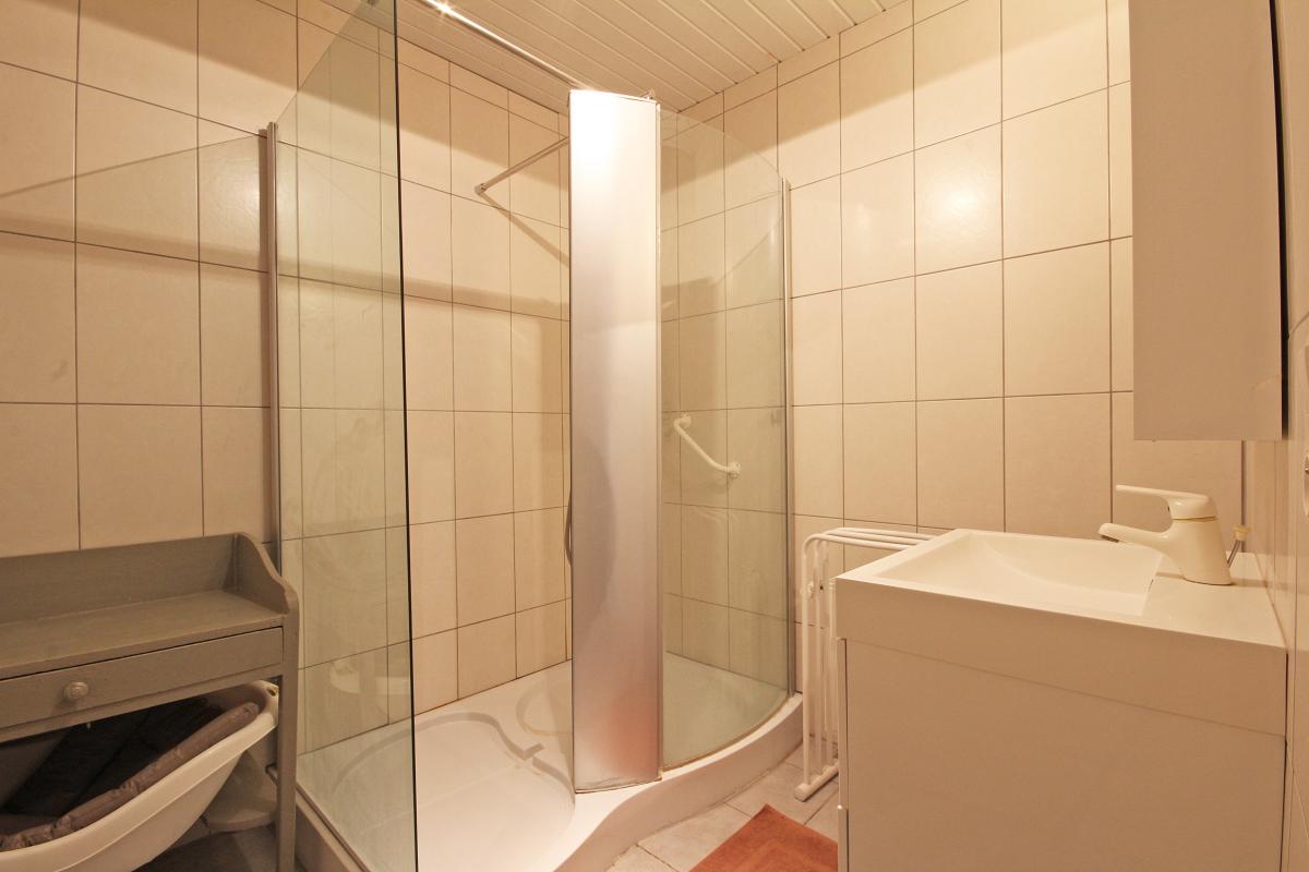 salle de douche suite familiale chambres clématite et bois joli baignoire bébé table à langer photo 27