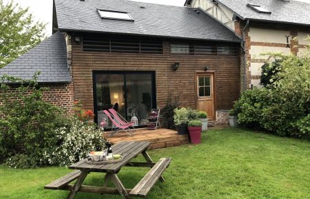 Coin jardin privatif 200 m2 - 2 transats, une table pique-nique avec parasol et un barbecue au charbon Gîte n°G4055 Quincampoix - Seine-Maritime - Coin jardin privatif 200 m2 - 2 transats, une table pique-nique avec parasol et un barbecue au charbon