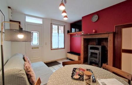G&icirc;te n&deg;G9342 Le Tr&eacute;port - Seine-Maritime - Entr&eacute;e depuis la rue dans la pi&egrave;ce de vie : salon-s&eacute;jour avec po&ecirc;le &agrave; bois