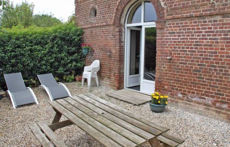 G&icirc;te n&deg;G1192 Ambrumesnil - Seine-Maritime - Jardinet du g&icirc;te avec table de pique nique, fauteuil , barbecue