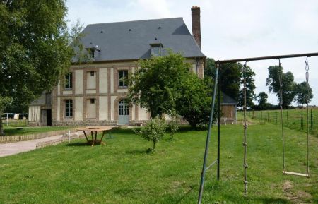 G&icirc;te n&deg;G2061 B&eacute;nesville - Seine-Maritime - Fa&ccedil;ade ouest de l'ancien presbyt&egrave;re
Portique et bac &agrave; sable